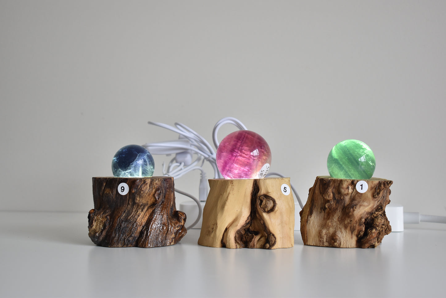 Wooden Base Tree Stump USB Light Sphere Stand (White Light)