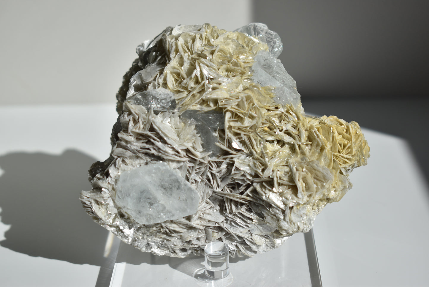 Aquamarine with Muscovite (mica) 633g