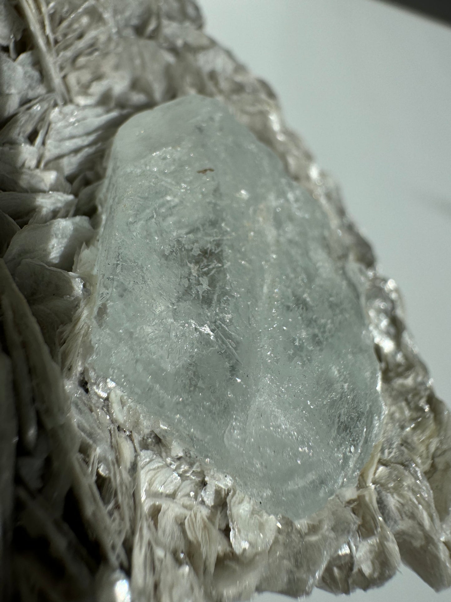 Aquamarine with Muscovite (mica) 633g