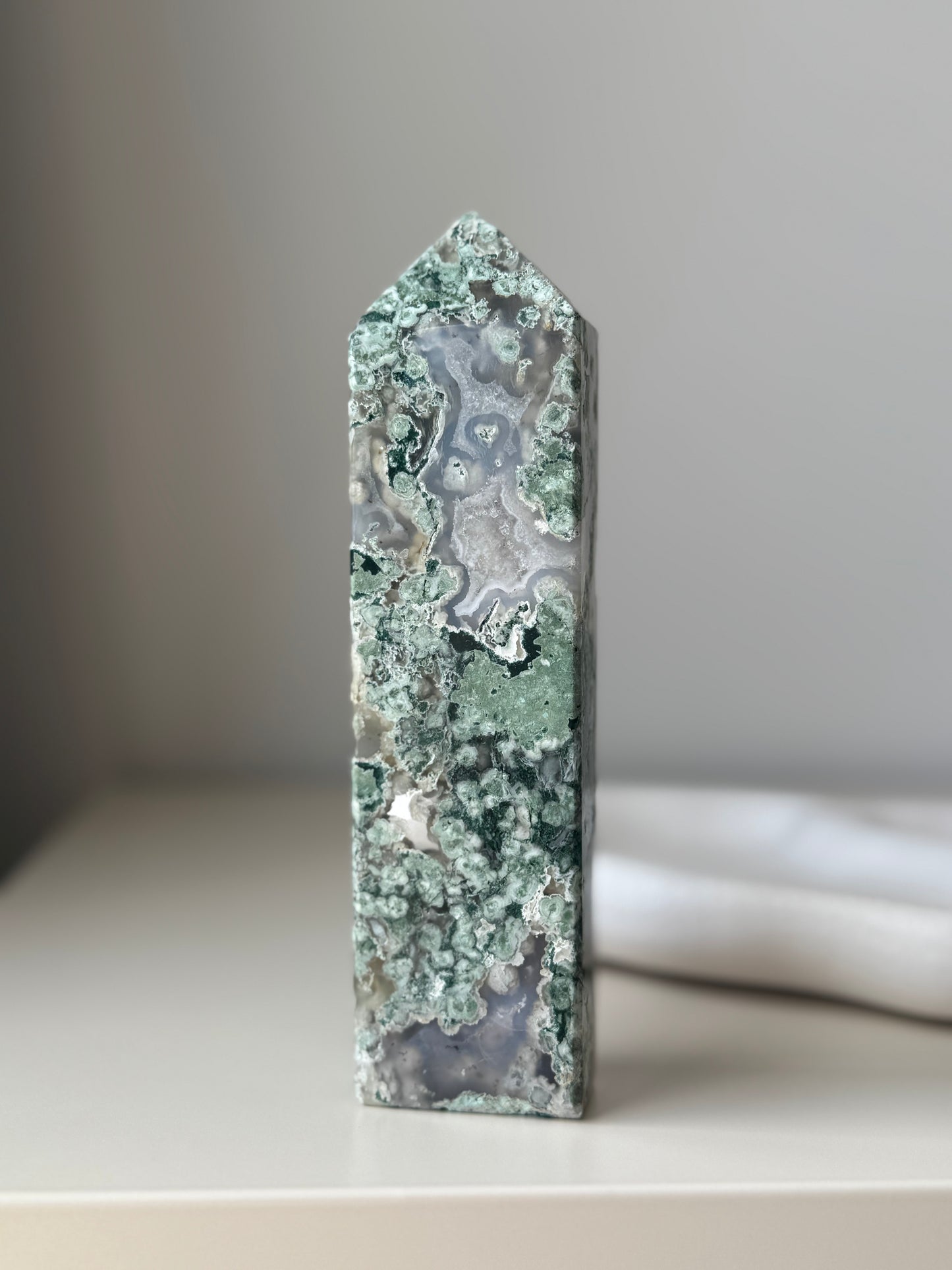 Moss Agate Point with druzy 450g