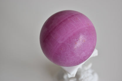 Ruby Sphere UV reaction ((manmade)