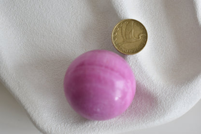 Ruby Sphere UV reaction ((manmade)