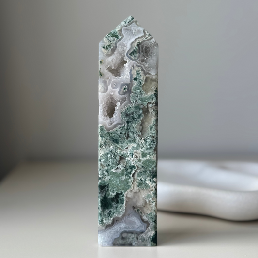 Moss Agate Point with druzy 450g