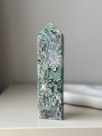 Moss Agate Point with druzy 450g